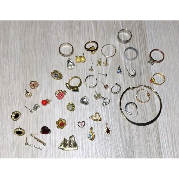 Misc Variety Jewelry Lot - Vintage, Single Earrings, Pendants, Etc. - Picture 5 of 8